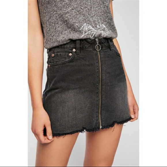 Free People Zip It Up denim maroon distressed miniskirt size 26 - Picture 4 of 12